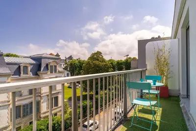 Image de Studio rénové avec balcon, quartier Saint Charles, à 800m de la plage du Miramar
