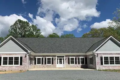 Image de Grande maison privée rénovée de 6 chambres et 5 salles de bain avec beaucoup d'espace!