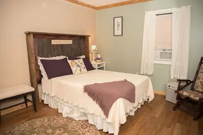 Image de Cottage in the Woods - Suite B & B # 1