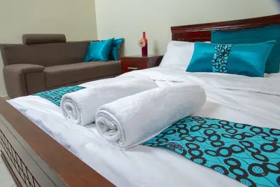 Image de Sereneville est un appartement privé à 1 chambre décoré de façon créative.