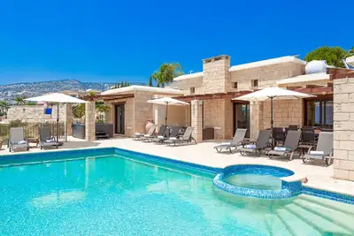 Image de Villa Nikki, 6 chambres, piscine à débordement chauffée, bain à remous, vue imprenable sur la mer et la montagne