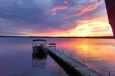 Image de Les meilleurs couchers de soleil sur le lac! 4 chambres 3 salles de bain Sunset Getaway, Big St. Lac Germain