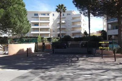 Image de 2 room rental with swimming pool, private parking. 10 minutes walk from the beach