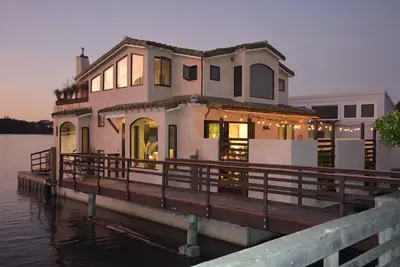 Image de Vincino al Mare, maison flottante, péniche, tranquillité méditerranéenne