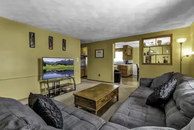 Image de Maison de banlieue calme à 10 minutes de l'aéroport / 25 minutes de Niagara Falls