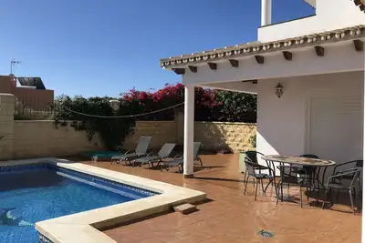 Image de Villa familiale de 3 chambres avec piscine privée pour 6/8 personnes. 15 minutes à pied de la ville et de la plage