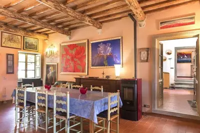 Image de appartement avec piscine niché dans les collines de Pontremoli