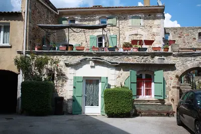 Image de Maison typique de village en pierre restaurée, ses voûtes fraîches tranquille.