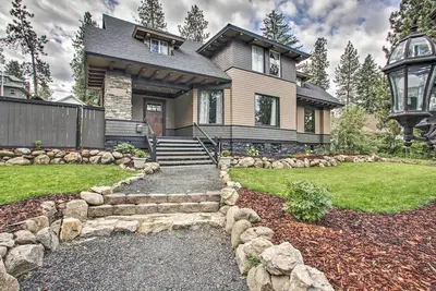 Image de Maison historique de Spokane avec bain Ă remous, patio, jeux de jardin