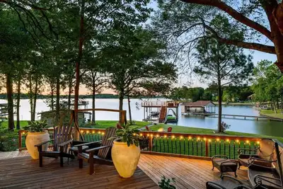 Image de Retraite de 4 chambres au bord du lac avec ponton / pont de fête, kayaks et bar extérieur.