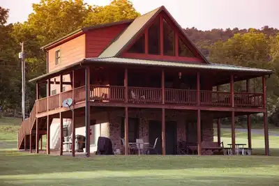 Image de Magnifique River Front Home w / Large Flat Yard 3br / S8