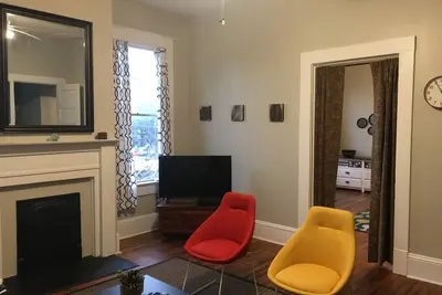 Image de Midtown Suite: charme historique, commodité moderne: 2br à quelques pas du centre-ville