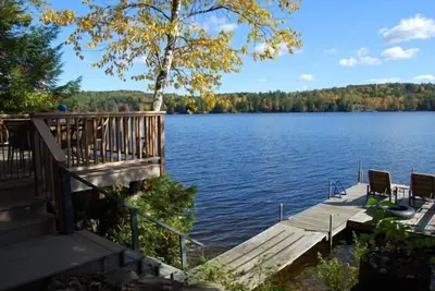 Image de Lakefront magnifiquement rénové Accueil dans les montagnes de l'ouest du Maine