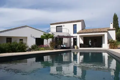 Loue villa d'architecte vue mer et vignobles de Bandol feerique
