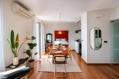 Image de Appartement ensoleillé et élégant en front de mer avec vue sur l'océan, la vieille ville et la marina