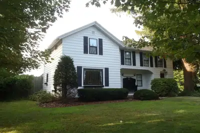 Image de Ferme de Charme Pourtant spacieux avec 3 Br 2. 5 Bains Au centre de tout cela!