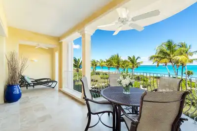 Image de Nouvellement rénové Oceanfront Suite 2 chambres sur Grace Bay à Villa Renaissance