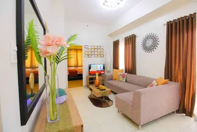 Image de Penthouse contemporain de 2 chambres avec parking de réserve et vue imprenable sur la ville