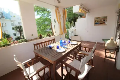 Image de Appartement situé dans un joli immeuble avec un grand espace vert et piscine d´eau salée,