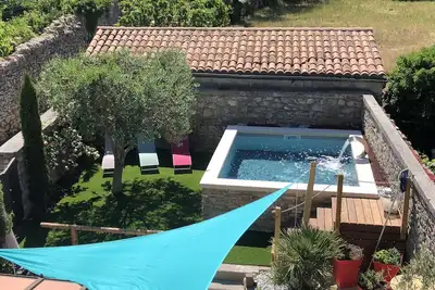 Image de Maison en pierre rénovée dans le centre du village, climatisation et piscine