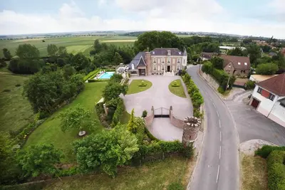 Image de Château avec piscine, jacuzzi, sauna et salle de gym