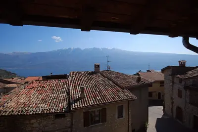 Image de Belle maison de campagne avec une vue fantastique sur le lac et la piscine