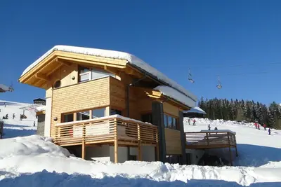 Image de new detached chalet directly on the piste