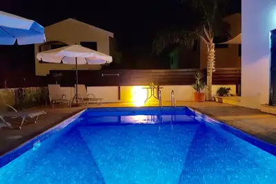 Image de Villa Charlotte avec S. privé Bassin. 5 minutes à pied de la plage Ayia Triada