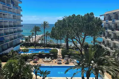 Image de Skol Marbella en bord de mer central avec vue et Wifi