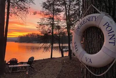 Image de Lac boisé Cabane avec terrain en pente douce sur une crique tranquille avec quai privé.