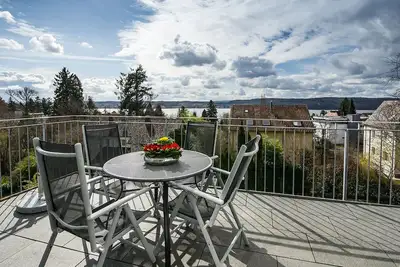 Image de Calme et détente au-dessus des toits d'Überlingen West avec vue sur le lac de Constance