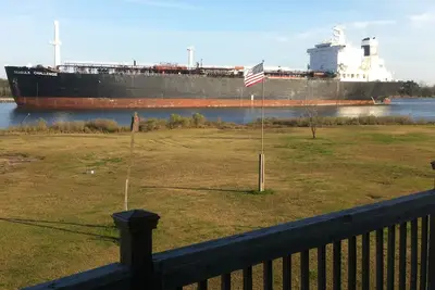 Image de Waterfront Home sur le chenal des navires de Calcasieu