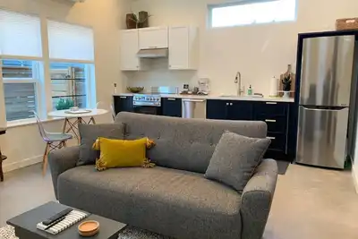 Image de * Retraite moderne à Ne Portland ** 1 Br, Ac, W / D, Dog Friendly *