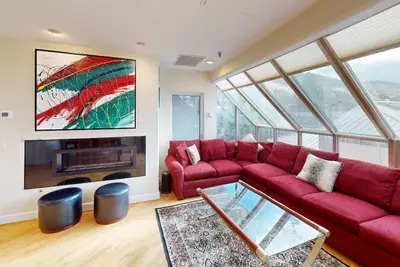 Image de Jusqu'à 40% de réduction sur les tarifs annoncés - Luxueux Condo Penthouse à 3 Cac