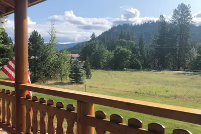 Image de Belle et spacieuse maison en bois rond dans un cadre paisible