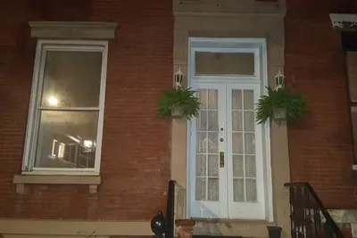 Image de Bel appartement spacieux de deux chambres avec terrasse et patio.