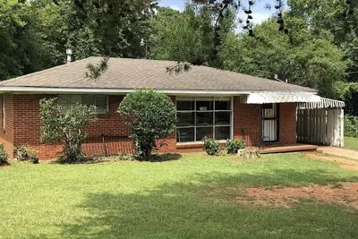 Image de Maison standard près des collèges, des hôpitaux, des magasins et plus encore! !