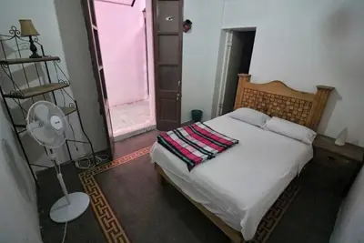 Chambre avec un excellent emplacement et salle de bain privée.