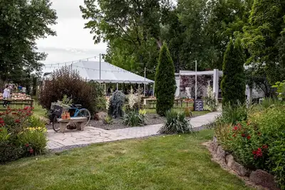 Image de Lieu de mariage White Cottage des années 1930 à Eagle sur Hgtv!