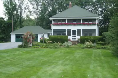 Image de Lakefront property in the heart of Meredith Bay