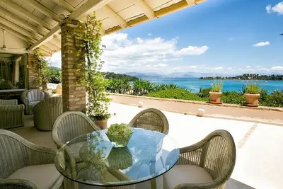 Image de Grande villa élégante, superbe position face à la mer avec accès direct à la plage, à la piscine et à la salle de sport de Gouvia!