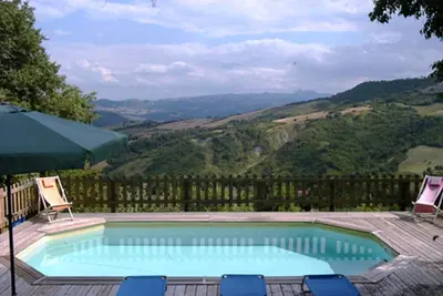 Image de Villa familiale dans un superbe paysage rural avec vue sur la montagne, belle piscine