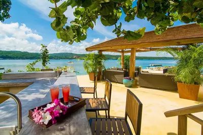 Image de Keela Wee on the Beach - Villa de luxe de 6 chambres à coucher au bord de la plage privée à Discovery Bay