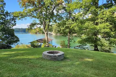 Image de 5 chambres 3 salles de bain maison de vacances au bord du lac sur le lac Smith Mountain - dort 10