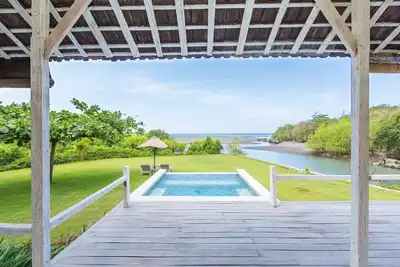Image de Profitez du coucher de soleil dans cette villa en bois au bord de la plage à Canggu, 2 chambres