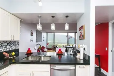 Image de Magnifique Condo Ocean & Mountain View avec WiFi gratuit, câble, sécurité 24/7,