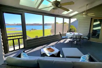 Image de 3 chambres 3 salles de bain maison de ville en bord de mer avec de belles vues sur l'eau et des tonnes de commodit��s! 6 personnes