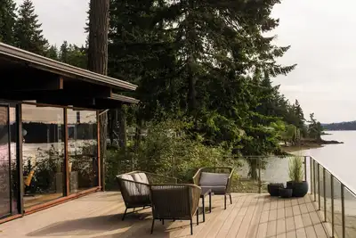 Image de Nouveau! Bord de l'eau à Port Orchard Home avec terrasse meublée