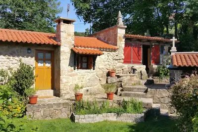 Image de Maison en pierre traditionnelle de charme niché dans les bois minutes de la côte