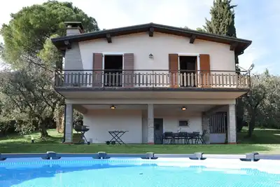 Image de Splendide Villa située sur les collines verdoyantes du lac de Garde.